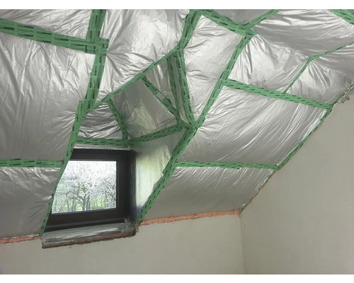 Izolace podkroví s oknem a stříbrnou fólií