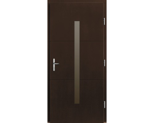 Hnědé vchodové dveře se skleněnou vložkou a nerezovou klikou