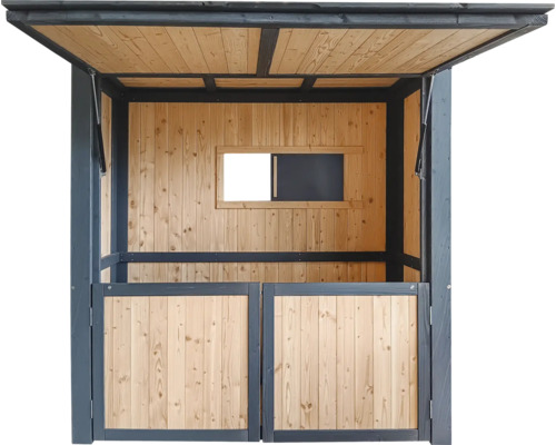 Otevřený dřevěný přístřešek s oknem a dveřmi