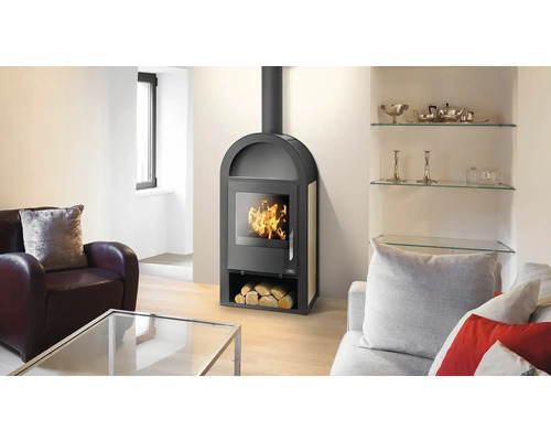 Obývací pokoj s kamny, křeslem a pohovkou pro útulnou atmosféru