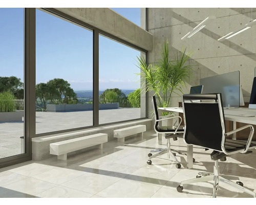 Kancelář s velkým oknem, psacími stoly a kancelářskými židlemi