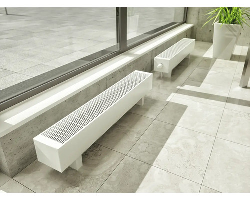 Scéna se dvěma bílými radiátory s mřížkovým krytem ve světlé místnosti.