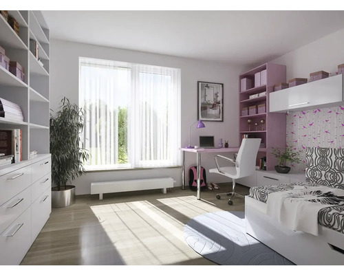 Světlý studentský pokoj s postelí, stolem, policí a oknem