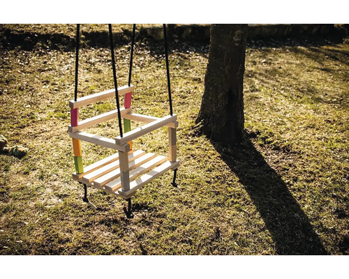 Dřevěná houpačka s lany na zahradě