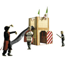 Dřevěný hrad se skluzavkou a hrajícími si dětmi