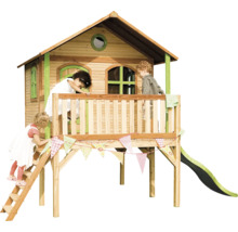 Dřevěný hrací domek se skluzavkou a dětmi