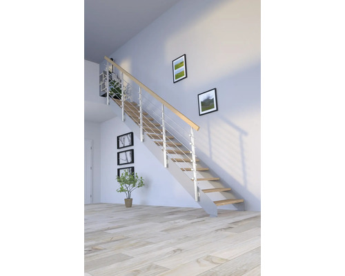 Schodiště s dřevěnými stupni a nerezovým zábradlím ve světlé místnosti.