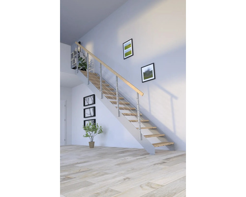 Interiér se schodištěm, dřevěnými schody a nerezovým zábradlím