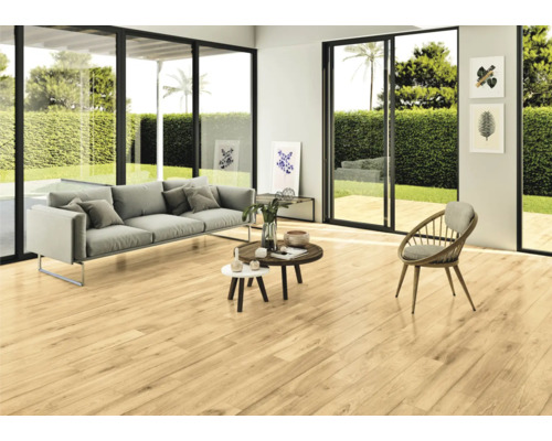 Světlý obývací pokoj s pohovkou, židlemi a dřevěnou podlahou