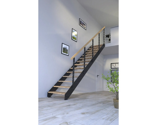 Schodiště s dřevěnými stupni a zábradlím ve světlé místnosti