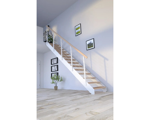 Schodiště s dřevěnými schody a bílým zábradlím ve světlé místnosti.