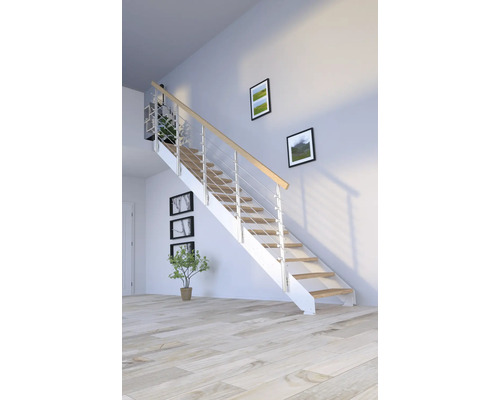 Schodiště s kovovým zábradlím a dřevěnými schody ve světlé místnosti.