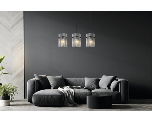 Obývací pokoj s pohovkou, stolem a třemi závěsnými svítidly