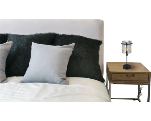 Ložnice s postelí a stolní lampou