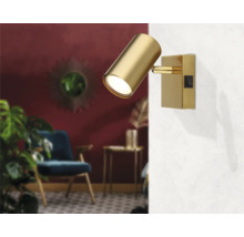 Zlatá nástěnná lampa s vypínačem v obývacím pokoji