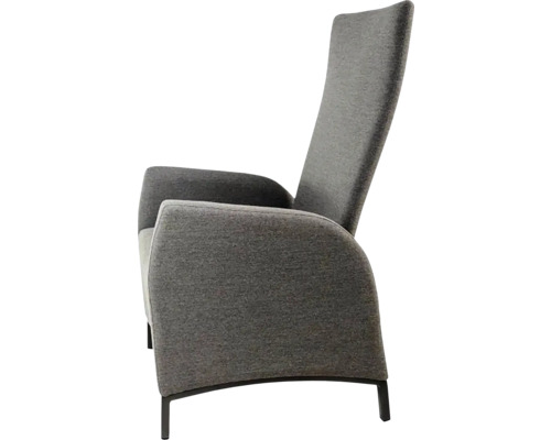 Šedé křeslo s vysokým opěradlem, boční pohled.