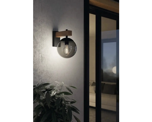 Venkovní nástěnné svítidlo s dřevěným prvkem a skleněnou koulí