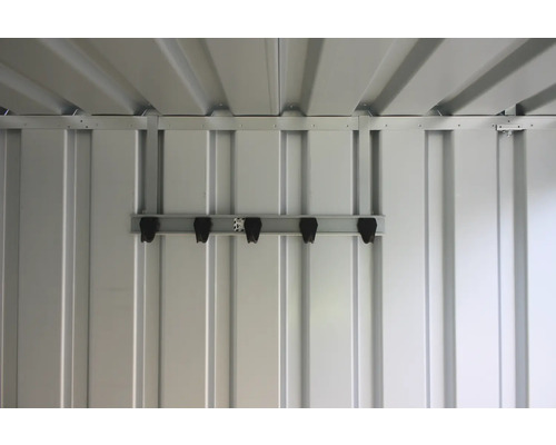 Vnitřní pohled na zahradní domek s držákem na nářadí