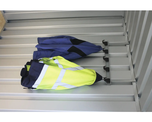 Dvě pracovní bundy visí na šatně na zdi.