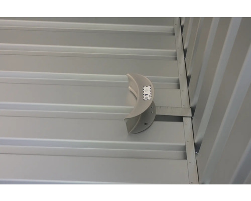 Povrchový kabelový kanál připevněný ke zdi