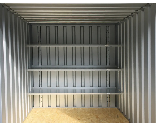 Vnitřní pohled na skladovací kontejner s regály.