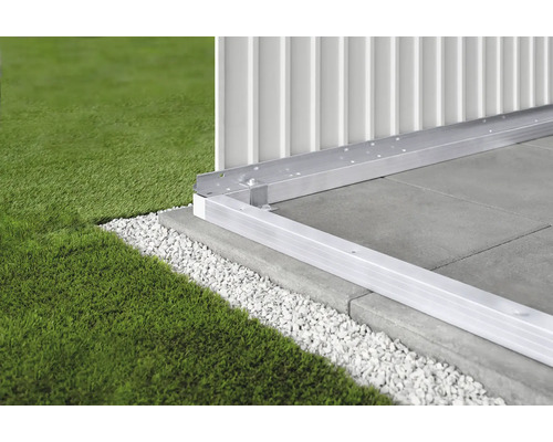 Detail hliníkového rámu na dlažbě s trávníkem a štěrkem