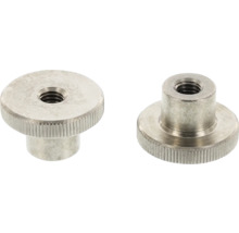 Dvě kovové rýhované matice