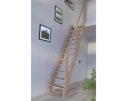 Dřevěné schodiště se zábradlím v interiéru