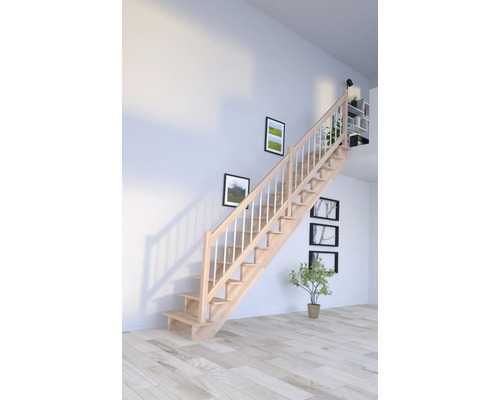 Dřevěné schodiště se zábradlím ve světlé místnosti.