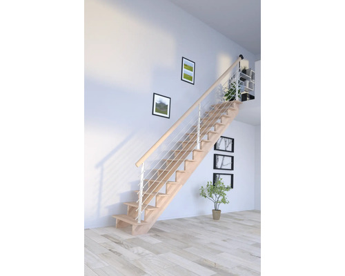 Dřevěné schodiště s kovovým zábradlím ve světlé místnosti