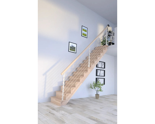 Schodiště Pertura Atanas Lepené dřevo buk s podstupnicemi buk rovné 80 cm 13/14 Světle dřevěné schodiště s kovovým zábradlím v moderním domě.