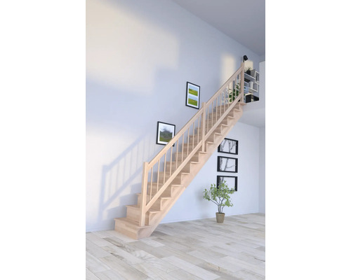 Dřevěné schodiště se zábradlím ve světlé místnosti