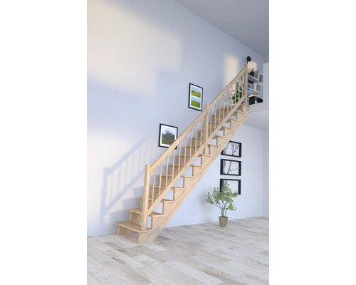 Dřevěné schodiště ve světlé místnosti s obrazy na zdi a rostlinou.