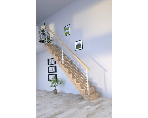 Dřevěné schodiště se zábradlím ve světlé místnosti