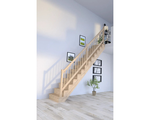 Dřevěné schodiště ve světlé místnosti s nástěnnou dekorací a pokojovou rostlinou