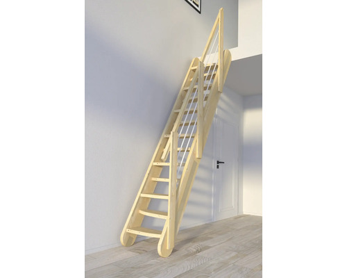 Dřevěné schodiště se zábradlím u zdi