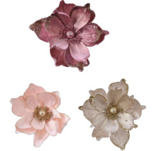 Tři dekorativní umělé květiny