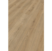 Světlá laminátová podlaha se vzhledem dřeva