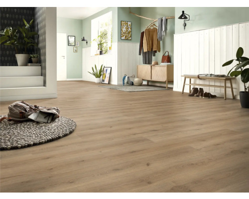 Světlá vstupní hala s laminátovou podlahou, šatnou a dekorativními prvky pro přátelské prostředí.