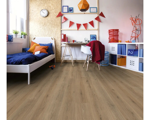 Světlý dětský pokoj s postelí, psacím stolem a laminátovou podlahou.