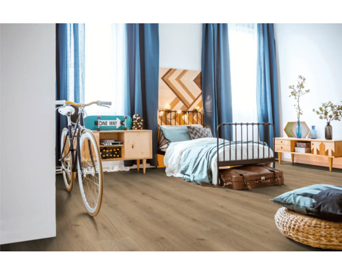 Moderní ložnice s dřevěnou podlahou, postelí a modrými závěsy