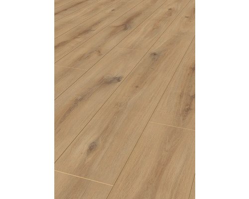 Položená laminátová podlaha se vzhledem dřeva