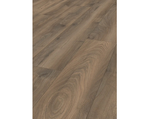 Detail laminátové podlahy s dřevěným vzhledem.