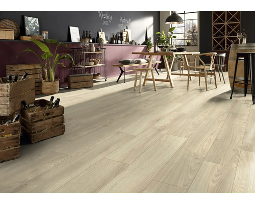 Světlá laminátová podlaha v interiéru s stoly a dekorativními prvky.