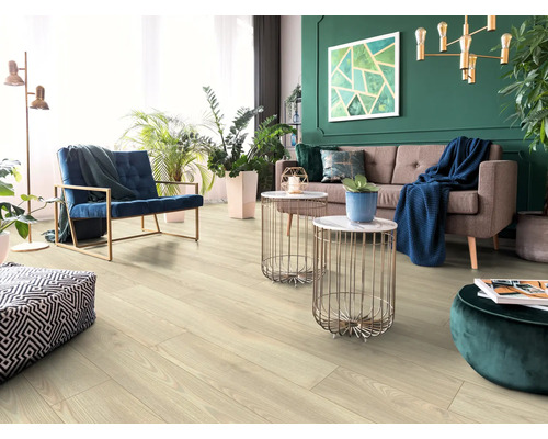 Světlá dřevěná podlaha v obývacím pokoji s nábytkem a rostlinami