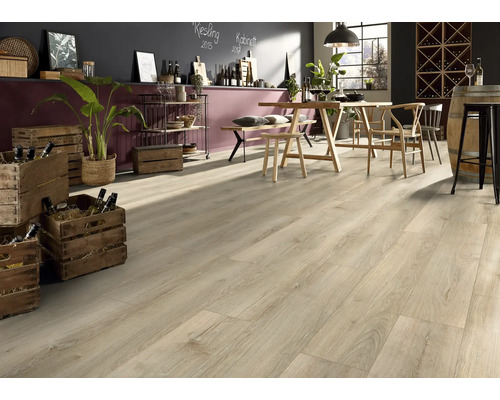 Interiér se světlou laminátovou podlahou, dřevěnými stoly a bednami na víno