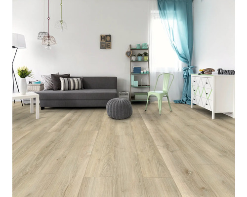 Světlý obývací pokoj s laminátovou podlahou, pohovkou a dekorací