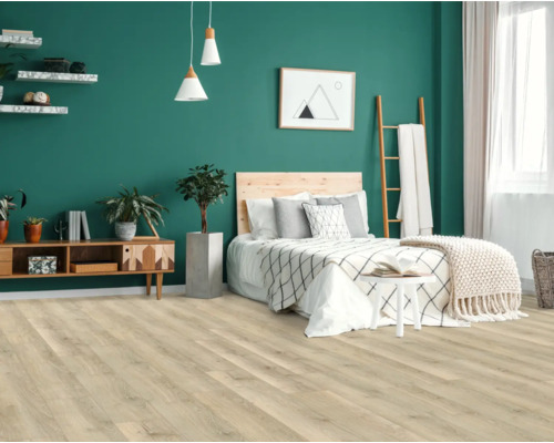 Moderní ložnice se světle hnědou dřevěnou podlahou, postelí a dekoracemi