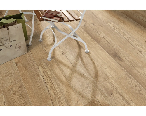 Světlá dřevěná podlaha se židlí a taškou