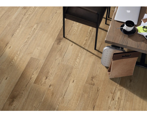 Podlaha s dlaždicemi se vzhledem dřeva v pracovním prostoru se židlí a stolem